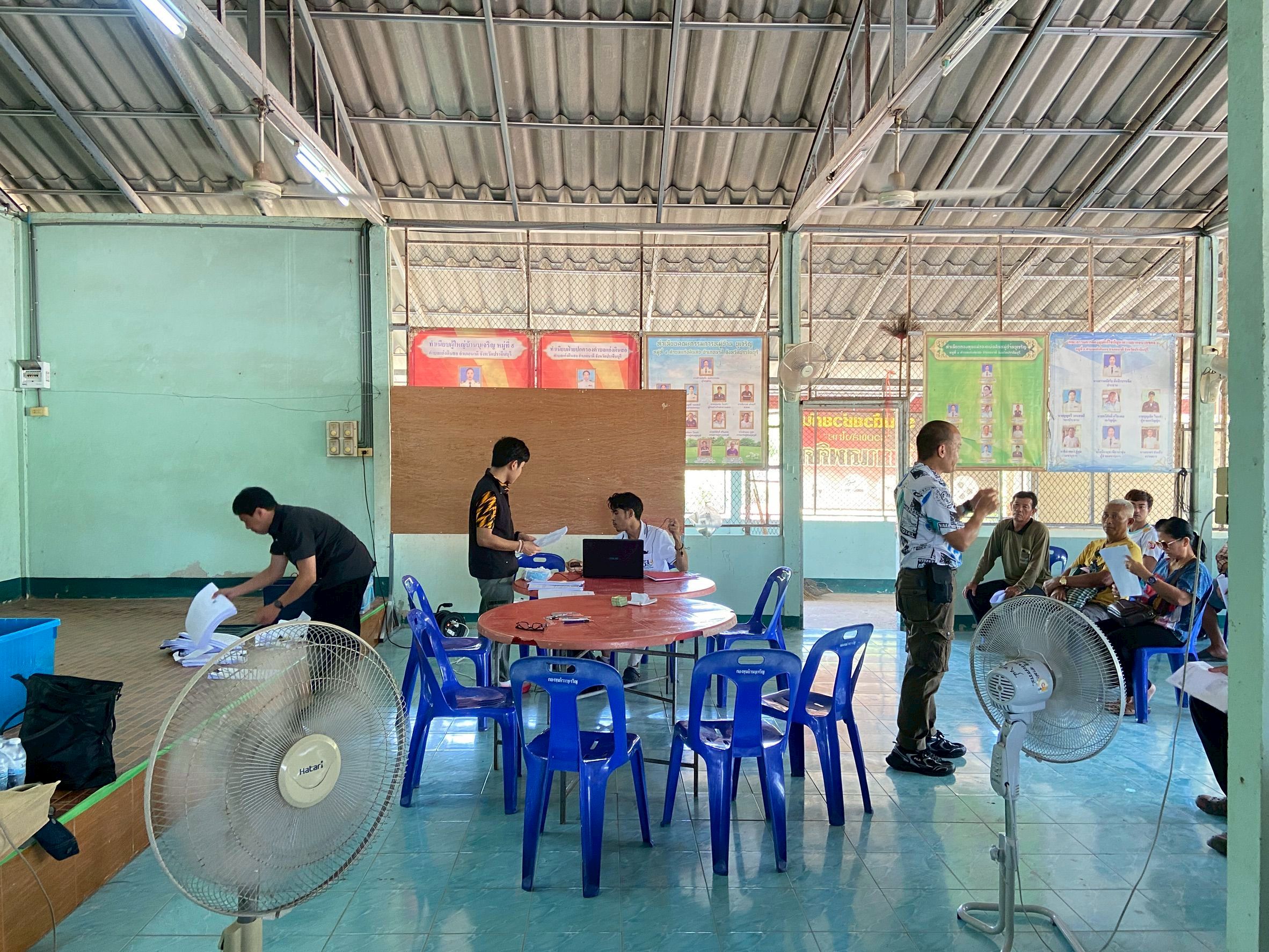 title - วันที่ 9 เมษายน 2569 นายวิทูล ประดิษฐบูญ ปฏิรูปที่ดินจังหวัดปราจีนบุรี มอบหมายให้ นายลิขิต ผันผ่อง หัวหน้าฝ่ายกฎหมาย พร้อมด้วย เจ้าหน้าที่ ส.ป.ก.ปราจีนบุรี ลงพื้นที่ออกหน่วยบริการเคลื่อนที่ “Mobile Unit”และบริการปรึกษาข้อกฎหมายที่เกี่ยวข้องกับการปฏิรูปที่ดิน ณ ตำบลแก่งดินสอ อำเภอนาดี จังหวัดปราจีนบุรี